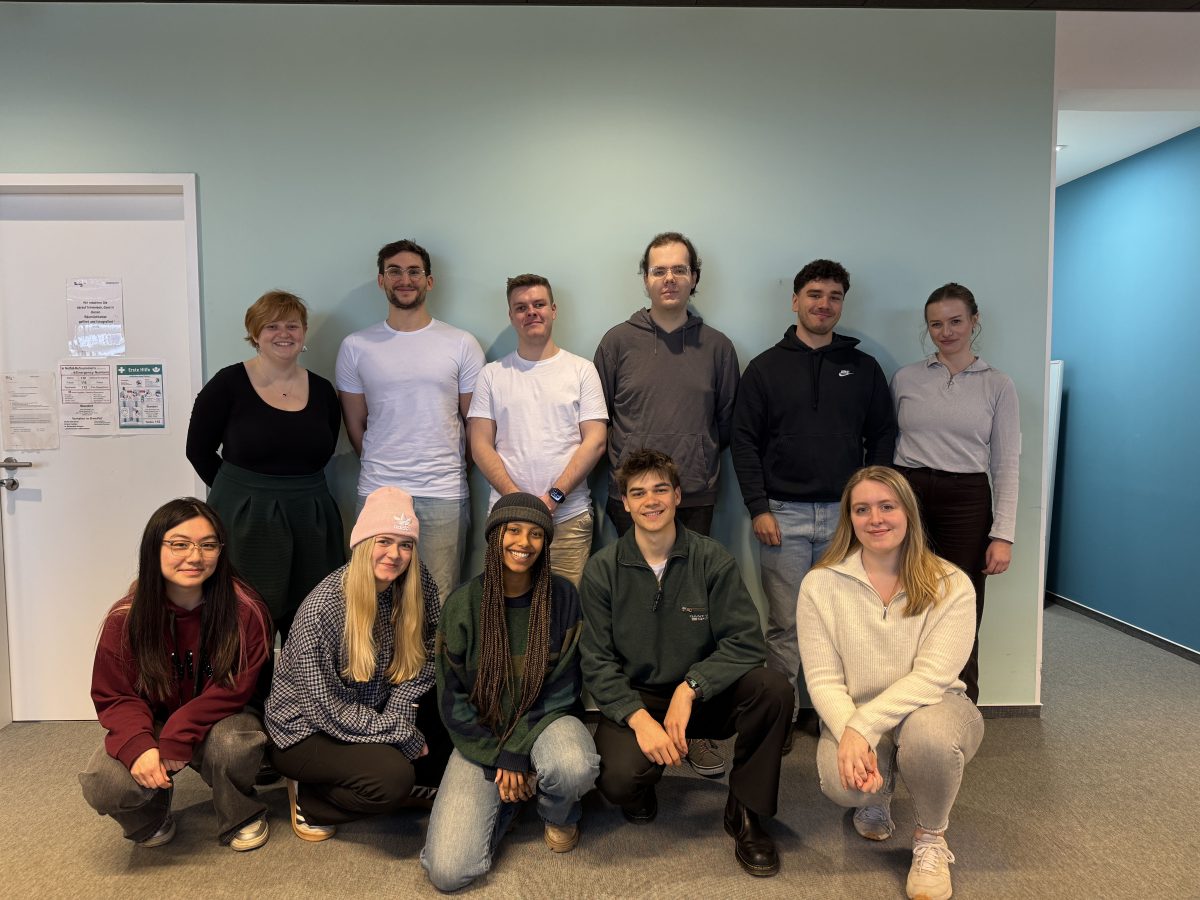 Elf Teilnehmende des Hackathons