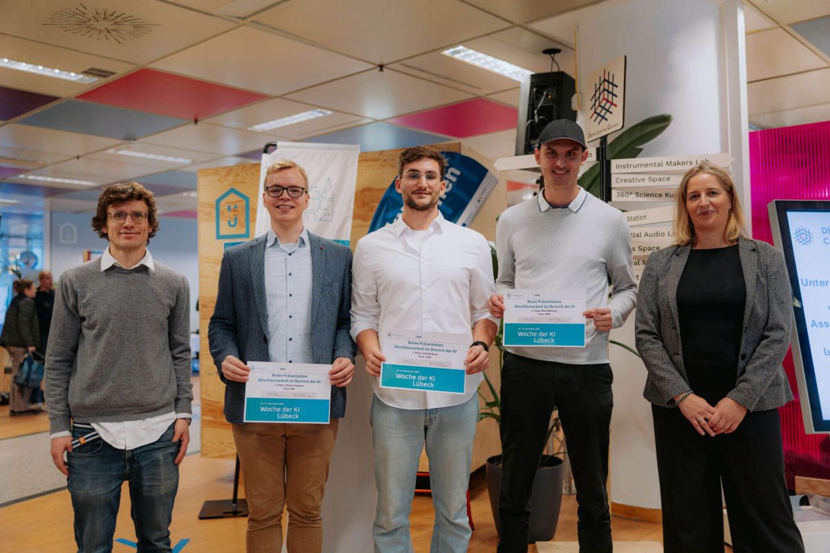 Die Drei Bestplatzierten in der Mitte neben der Juri Außen